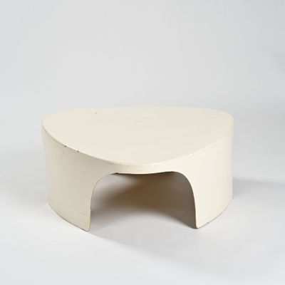 une image représentant une petite table blanche sur fond blanc