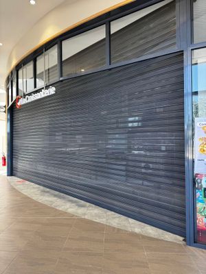 une photo d'une devanture de magasin dont la porte est fermée