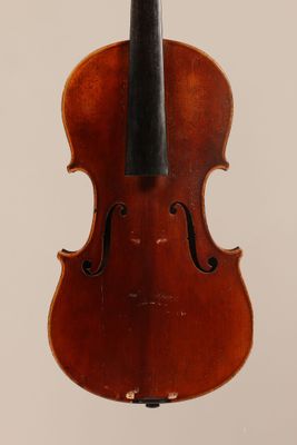 un vieux violon avec un archet noir sur fond blanc