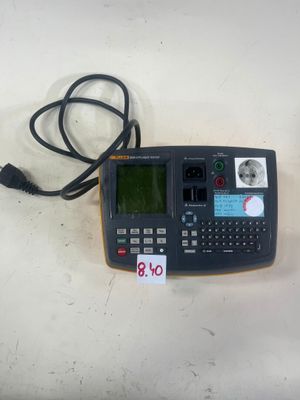 une calculatrice reliée à un câble