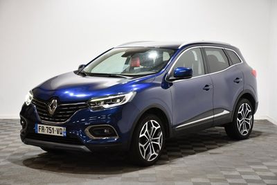 un SUV Renault Kad bleu garé sur un sol à damier