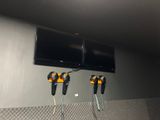 trois téléviseurs fixés au mur dans une pièce