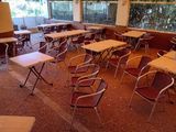 Il y a beaucoup de tables et de chaises dans ce restaurant vide.