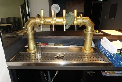 une photo d'une cuisine avec un évier et un robinet