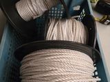 un panier rempli de corde blanche et d'une paire de ciseaux