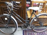 un vélo garé devant une porte en bois