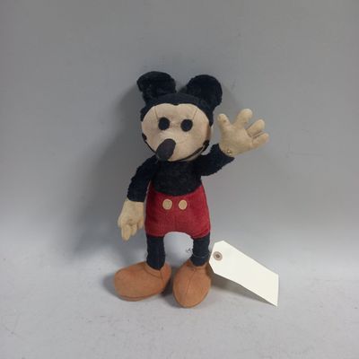 peluche Mickey Mouse avec une étiquette autour du cou