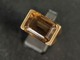 une image d'une bague sertie d'une citrine taillée en carré