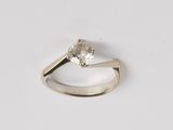 une bague de fiançailles ornée d'un diamant blanc sur fond blanc