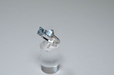 a picture of a ring with a blue topaz stone on it