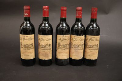quatre bouteilles de vin sont alignées sur une table