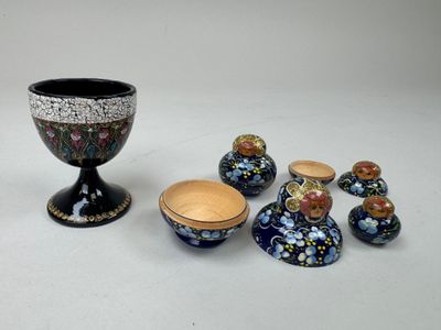 beaucoup de petits vases posés sur une table