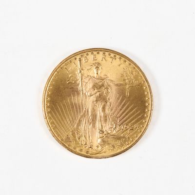 une image d'une pièce d'or sur une surface blanche