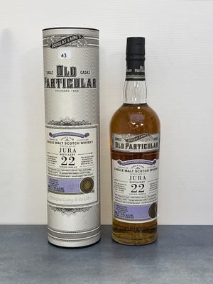 une image représentant une bouteille de whisky posée à côté d'un bidon