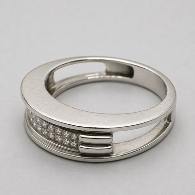 une bague en or blanc 18 carats sertie de diamants