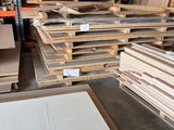 de nombreuses piles de bois dans un entrepôt, avec des palettes de bois