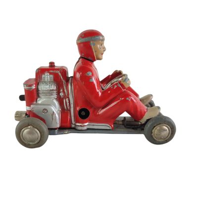 une petite voiture rouge sur laquelle est assis un homme en costume rouge
