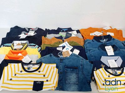 beaucoup de vêtements posés sur une table