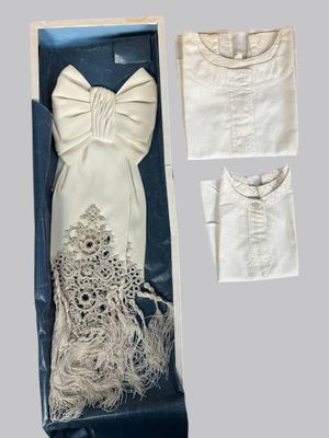 une robe blanche dans une boîte sur laquelle est représentée une robe blanche