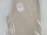 l'arrière d'un pantalon beige muni d'une étiquette