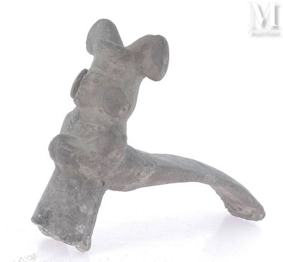un objet métallique posé sur une surface blanche