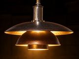 une lumière allumée dans une pièce