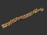 un bracelet en or sur fond noir