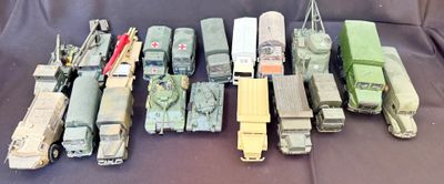 un grand nombre de camions jouets posés sur une table