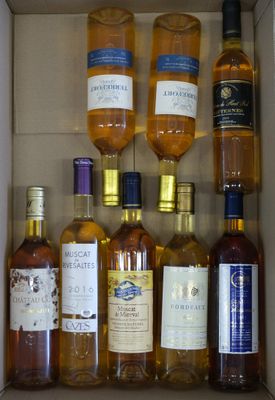 une boîte remplie de bouteilles d'alcool de toutes sortes
