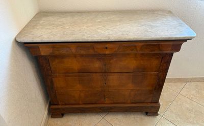 Commode en noyer à dessus de marbre blanc veiné, ouvrant par…