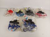 six sacs de jouets en plastique posés sur une table