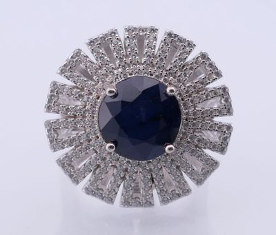 Bague Soleil en argent,ornée d'un saphir dans un entourage d…