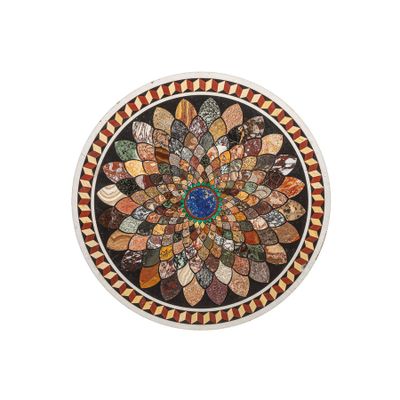 une photo d'un plateau de table en mosaïque orné d'un paon