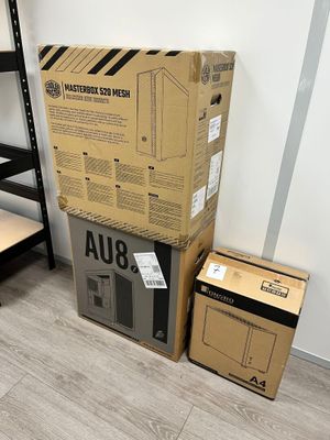 une pile de cartons posée par terre à côté d'une étagère
