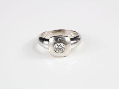Bague en or gris, façon jonc surmonté d'un carré serti d'un …
