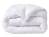 La couette est blanche et comporte une fermeture à glissière.