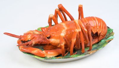Jacob Petit. Terrine en faïence représentant une langouste a…