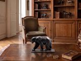une statue d'ours posée sur une table dans un salon
