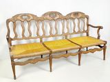 un banc en bois avec deux sièges jaunes