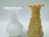 deux vases posés l'un à côté de l'autre sur une table