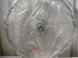 une image représentant une roue de vélo emballée dans du plastique