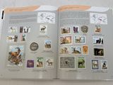 un livre ouvert avec des images d'animaux et des timbres dessus