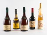 plusieurs bouteilles de vin sont alignées sur une surface blanche