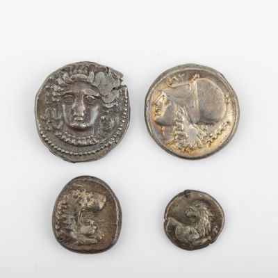 trois pièces romaines, dont l'une représente la tête d'un homme et deux autres la tête d'un