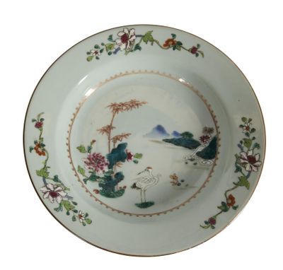 une assiette sur laquelle est représentée une peinture sur fond blanc