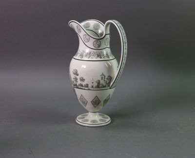 un vase blanc orné d'un motif noir et blanc