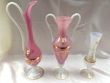 trois vases posés sur une table