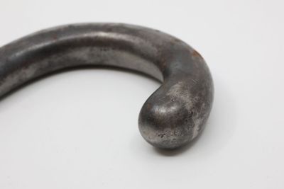 gros plan d'un objet métallique sur une surface blanche