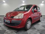 la photo d'une voiture rouge garée dans un garage