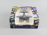 un petit avion en jouet qui se trouve dans une boîte posée sur une table